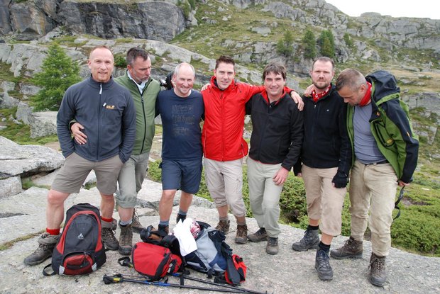 Eine Gruppe von 7 Wanderern schaut in die Kamera